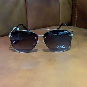 Guess 100% UV Protection sunglasses NWT